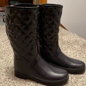 Navy colored Hunter rainboots. Size 5